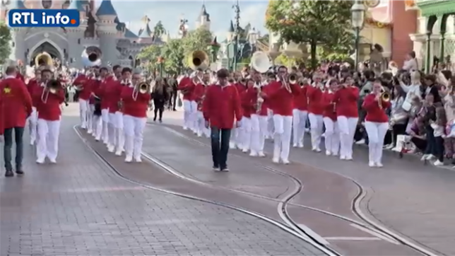 Le Doudou Variety Band a enchanté Main Street à Disneyland Paris, mêlant classiques Disney et hommage au Doudou, lors d’une performance unique saluée par le public.