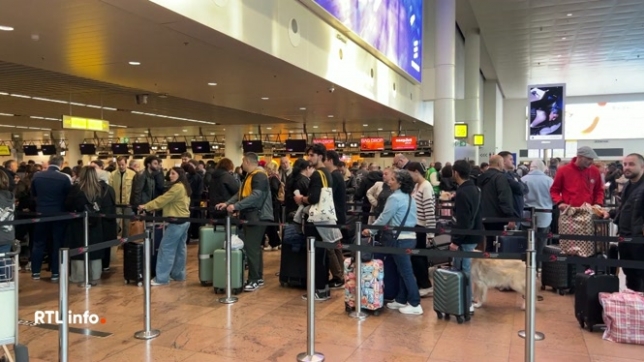La grande majorité des vols peuvent être assurés à l'aéroport de Zaventem aujourd'hui. Les perturbations de la cyberattaque sont de plus en plus limitées. 63 vols sur plus de 500 ont été annulés et le retard moyen est d'une demi-heure. L'enregistrement se fait avec du papier et un stylo.