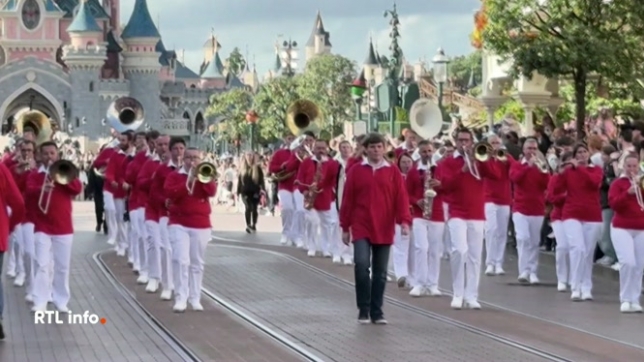 Les 35 musiciens de la fanfare montoise ont repris quelques classiques des musiques de Disney et ont également fait résonner quelques airs du Doudou avant la grande parade sur Main Street. La fanfare avait gagné un concours sur bel RTL.
