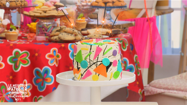 Lors de l’épreuve créative dédiée aux années 80, la candidate canadienne Elsa a choisi de rattraper un moment manqué de sa vie personnelle : elle a imaginé le gâteau de mariage de ses rêves, un fraisier haut en couleurs et en géométrie.