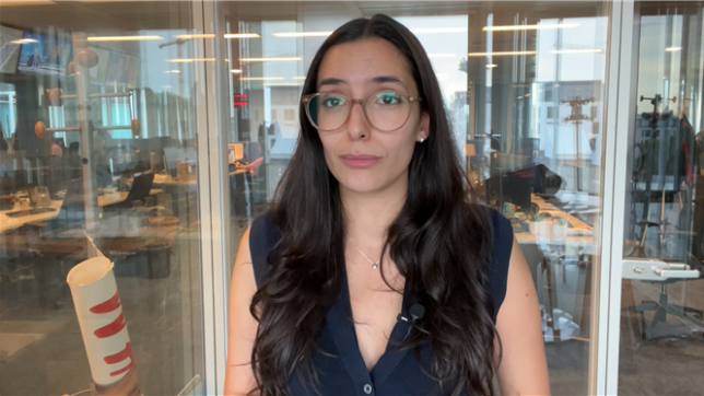 Chaque jour Soumaya découvre de nouveaux déchets encombrants devant sa porte. Déchets de chantier, meubles cassés, sacs-poubelle éventrés, qui bloquent parfois son entrée. Elle remarque que ces déchets viennent toujours d’un même immeuble voisin. Que peut-elle faire pour éviter que cette situation perdure ?