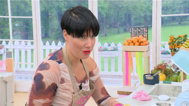 En pleine épreuve technique du Meilleur Pâtissier, la candidate belge commet une erreur qui lui coûte cher : sa pâte coule et sa génoise s’effondre.