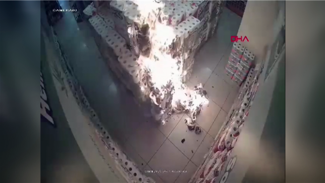 Dans la ville turque de Bursa, un enfant d’une dizaine d’années a volontairement mis le feu à une pile d’essuie-tout dans un supermarché.