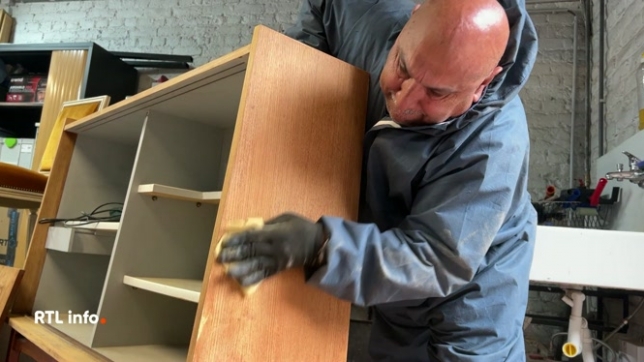 A Liège, l'ASBL Fleur Service Social récupère des meubles abîmés pour leur donner une seconde vie et aider les personnes en réinsertion. Un nouvel atelier vient d'être ouvert dans le quartier Saint-Léonard. Découverte.