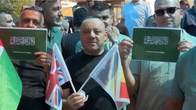 Des Palestiniens de la ville de Tulkarem, en Cisjordanie, brandissent les drapeaux des pays qui reconnaissent désormais l'État de Palestine, après les déclarations officielles faites à New York par la France, la Belgique, le Luxembourg, Malte et d'autres pays, après près de deux ans de guerre à Gaza.