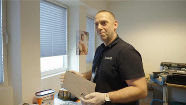 À l’aéroport de Bruxelles, les douaniers tombent chaque semaine sur des techniques de dissimulation toujours plus inventives. Faux cartons, œuvres d’art, palettes de peinture ou fausses tuiles… Le trafic de drogue prend des formes inattendues.