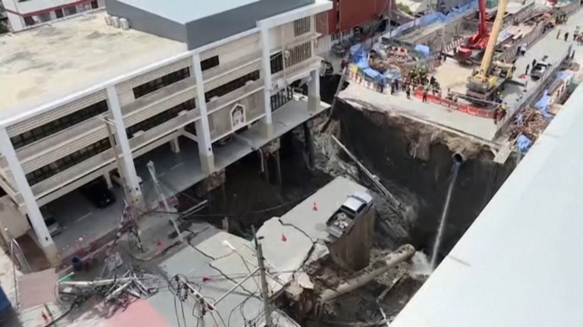 L’effondrement a engendré un gouffre de 50 mètres de profondeur aux abords d’une station de police et d’un hôpital.