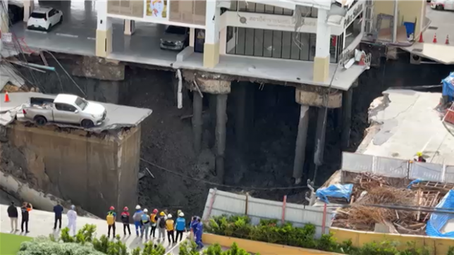 Une partie d’une route très fréquentée de Bangkok s’est effondrée tôt mercredi, laissant un immense gouffre et obligeant les personnes à proximité à évacuer, sans faire de victimes à ce stade.