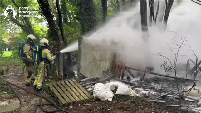 Les pompiers de Bruxelles sont intervenus ce mercredi matin pour un incendie survenu dans un abri de fortune le long de l’avenue d’Itterbeek, à Anderlecht. Un homme sans-abri a été transporté à l’hôpital, ses jours ne sont pas en danger