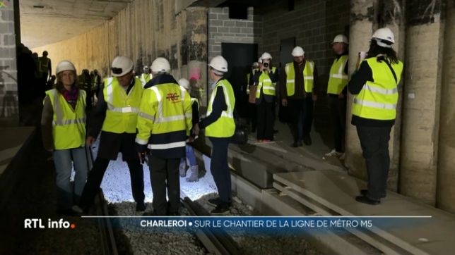 La ligne de métro M5 est surnommée la ligne fantôme. Le chantier avait commencé dans les années 80, puis avait été abandonné. Les travaux ont repris et la fin du chantier est estimée à dans 2 ans maximum.