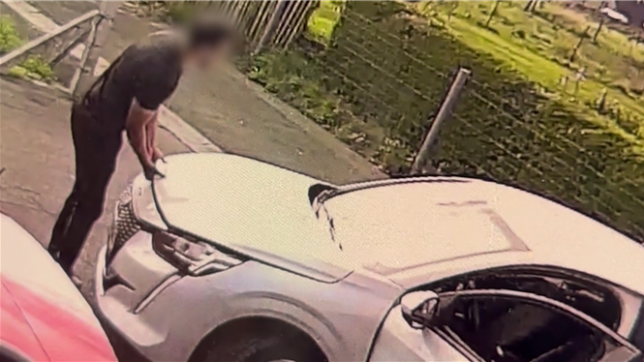 Un couple de Blegny affirme avoir été victime d’une arnaque lors de la vente de sa voiture. Lors d’un essai avec le véhicule, un acheteur potentiel aurait versé du liquide dans le moteur pour simuler un problème conséquent et faire chuter le prix. La scène a été filmée par la caméra de surveillance d’un voisin. La police locale a confirmé le dépôt de plainte.