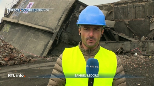 En direct, Samuel Ledoux explique que la fameuse tour de la cokerie d'Ougrée, symbole de l'ère industrielle liégeoise, a été détruite ce matin. Il s'agit d'une des dernières phases du démantèlement du bassin sidérurgique liégeois.