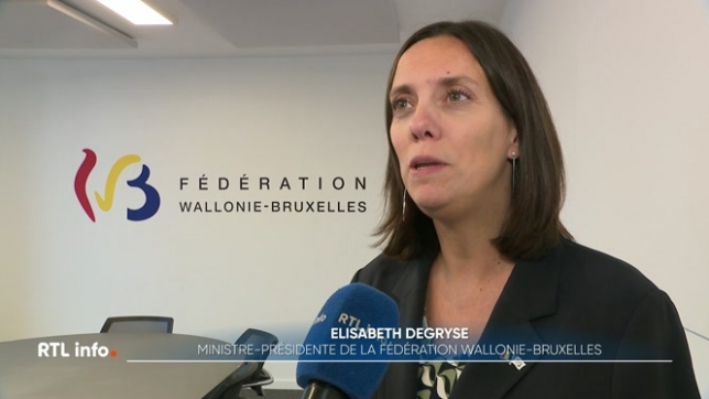 La ministre-présidente de la Fédération Wallonie-Bruxelles a expliqué que le déficit budgétaire nécessite d'importantes mesures d'économie, principalement dans l'enseignement.