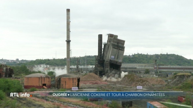 La fameuse tour de la cokerie d'Ougrée, symbole de l'ère industrielle liégeoise, a été détruite ce matin. Il s'agit d'une des dernières phases du démantèlement du bassin sidérurgique liégeois.