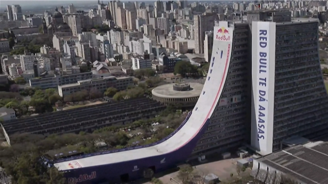 Sandro Dias est descendu en skateboard depuis un immeuble de 22 étages dans le sud du Brésil, battant ainsi le record du monde Guinness du plus haut drop-in et de la vitesse la plus rapide en skateboard, après des mois d'entraînement intensif.
