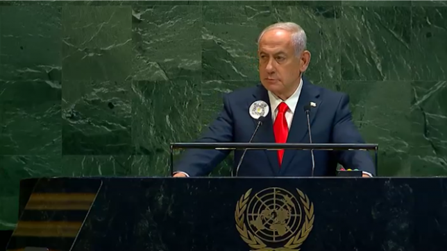 Le Premier ministre israélien Benjamin Netanyahu est monté vendredi sur la tribune des Nations Unies sous les applaudissements de ses partisans invités dans le public et sous les huées de délégations qui ont quitté en masse la salle.
