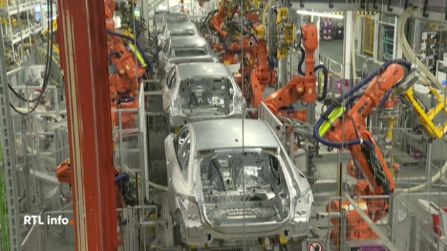 Ces caméras scannent les plaques d'immatriculation, à l'instar de celles installées le long des routes. Mais celles-ci sont installées sur une voiture et une moto de la police boraine. Plus aucune infraction, déchéance de permis, défaut d’assurance ou de CT, n’échappera aux forces de l’ordre.