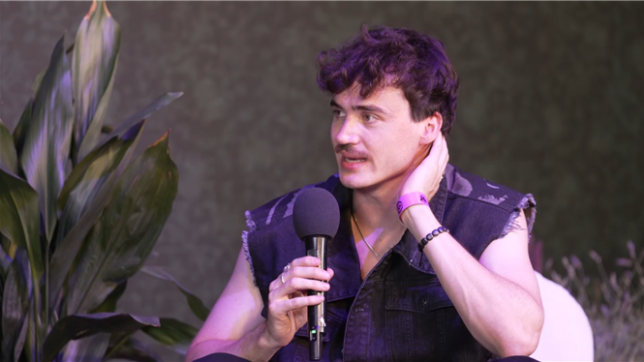 À trois semaines de la sortie de son single Run, Henri PFR perdait sa chanteuse. Un imprévu qui aurait pu compromettre le projet, mais qui s’est finalement transformé en succès grâce à une rencontre décisive.