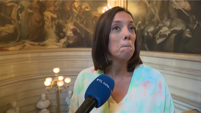 Élisabeth Degryse, la ministre-présidente de la Fédération Wallonie-Bruxelles, anciennement et toujours officiellement Communauté française de Belgique, n'a pas pu répondre à la question de Loïc Parmentier : quel anniversaire fête-t-on aujourd'hui ?