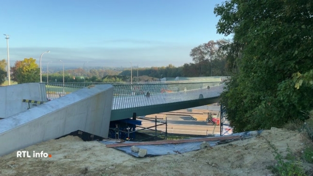 Les travaux ont débuté hier soir, nécessitant la fermeture de l'autoroute dans les deux sens, à hauteur d'Héverlée. La E40 a pu rouvrir partiellement ce matin, vers Bruxelles mais une voie restera bloquée jusqu'à la fin de l'année. Dans le sens Bruxelles-Liège, la circulation reprendra demain matin.