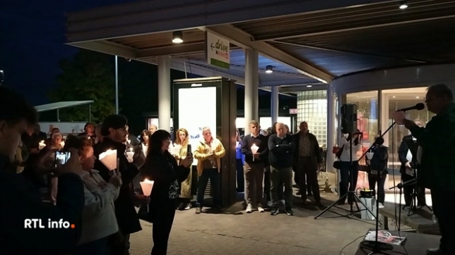 Environ 200 personnes ont participé hier soir à une veillée organisée à Overijse en hommage aux victimes du braquage du Delhaize par les tueurs du Brabant, le 27 septembre 1985. Cinq personnes y avaient perdu la vie. L'enquête est désormais close, faute d'avancées concrètes.
