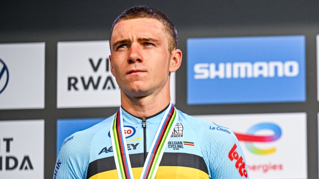 Remco Evenepoel sur le podium, le visage fermé