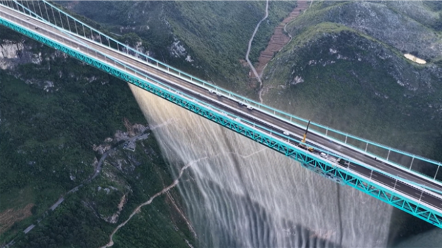 La Chine ouvre à la circulation le pont le plus haut du monde, le pont du Grand Canyon de Huajiang, qui s'élève à 625 mètres au-dessus d'une rivière et d'une gorge dans la province montagneuse du Guizhou. L'ingénieur Li Jing a déclaré à la chaîne de télévision publique CCTV que le projet avait fait appel à plusieurs technologies innovantes, notamment des câbles intelligents qui permettent de surveiller en temps réel les câbles principaux du pont.