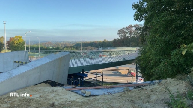 Les travaux ont débuté hier soir, nécessitant la fermeture de l'autoroute dans les deux sens, à hauteur d'Heverlee. La E40 a pu rouvrir partiellement ce matin, vers Bruxelles mais une voie restera bloquée jusqu'à la fin de l'année. Dans le sens Bruxelles-Liège, la circulation reprendra demain matin.
