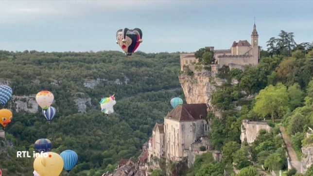 Plus d'une vingtaine de montgolfières survolent le village touristique médiéval de Rocamadour, dans le département du Lot, pendant le festival Montgolfiades organisé par l'association Rocamadour Aérostat.