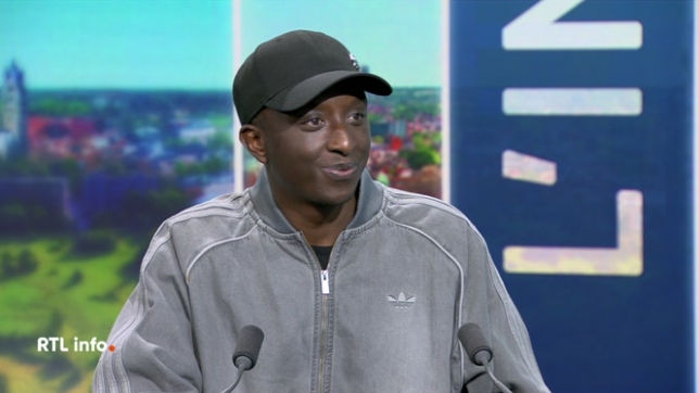 On retrouve en plateau l'humoriste français Ahmed Sylla qui vient présenter son nouveau spectacle Origami.