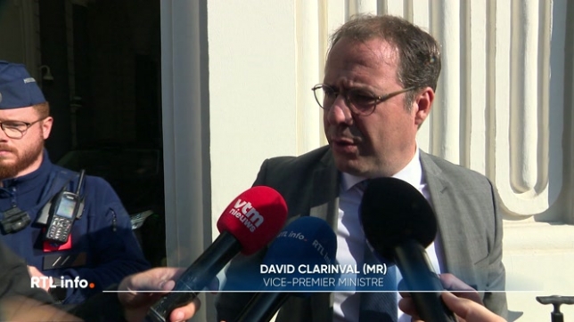 Le gouvernement fédéral va devoir trouver de l'argent afin de réduire le déficit. Au fédéral, il s'élèvera à 26 milliards d'euros en 2026. A politique inchangée, il pourrait atteindre plus de 42 milliards d'euros en 2030. L'équipe de Bart De Wever va donc devoir impérativement réduire la voilure.