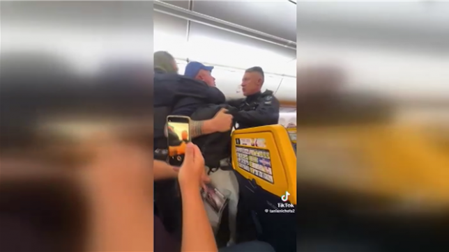 Un vol Ryanair dérouté à cause du comportement d’Anglais, les gendarmes interviennent sous les applaudissements des autres passagers