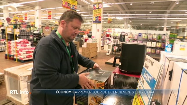 C'est le dernier jour de travail au sein de l'enseigne Cora pour près de 300 employés avant la fermeture définitive des 7 supermarchés. Les rayons non alimentaires sont désormais vides. L'émotion était bien palpable parmi le personnel, notamment au Cora de Woluwe-Saint-Lambert.