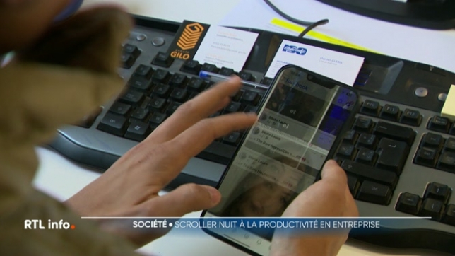 Scroller, c'est un geste quotidien, ou presque, pour chacun d'entre nous au travail. L'usage du smartphone est une fâcheuse habitude qui a tendance à diminuer la productivité. Ce temps perdu aurait d'ailleurs un impact économique important.