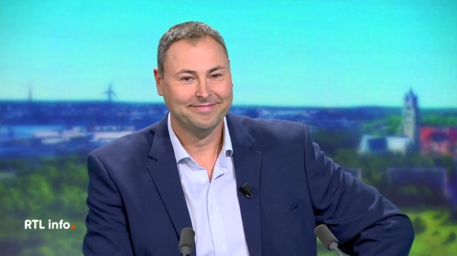 Dans Coûte que Coûte, Benjamin Maréchal dévoile une grande arnaque financière où des milliers ont perdu des millions. Promesses de rendements jusqu'à 300 %, Omegapro prétendait faire du trading boursier, mais tout était faux.