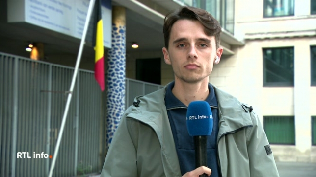 Environ 90 armes contrefaites, huit véhicules et 27.000 € ont été saisis. Seize personnes ont été arrêtées, dont neuf placées sous mandat d'arrêt. Le point en direct avec Florent Van Den Bergh.