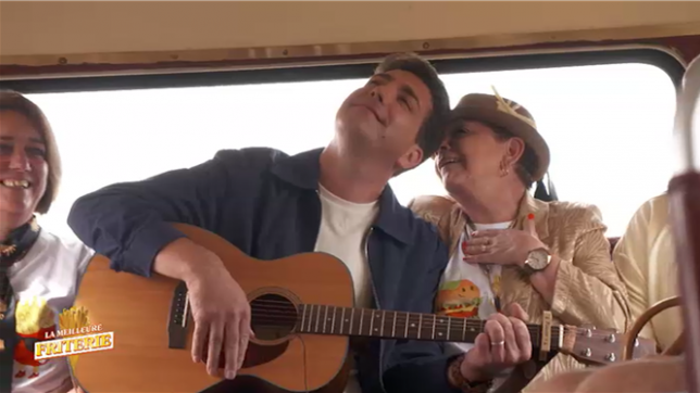 Ambassadeur du Brabant wallon, Olivier Schoonejans a transformé le fan bus en véritable karaoké roulant. Guitare à la main, il a lancé un blind test musical pour ambiancer les fans de frites avant la dégustation.