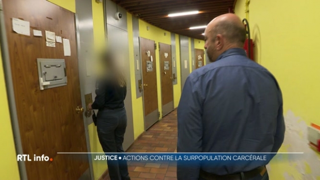 La surpopulation carcérale touche toutes les prisons belges. Des actions sont menées par les directions et les agents pénitentiaires pour dénoncer cette situation intenable. Immersion à la prison de Mons pour constater cette réalité.