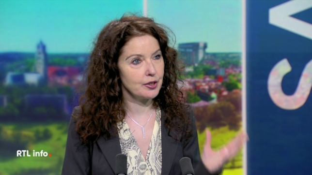 Invitée du RTLinfo 13h., Sophie Blumental, pédiatre infectiologue et experte au Conseil supérieur de la santé, évoque la méningite, ses symptômes, ses traitements, les séquelles irréversibles et la vaccination.