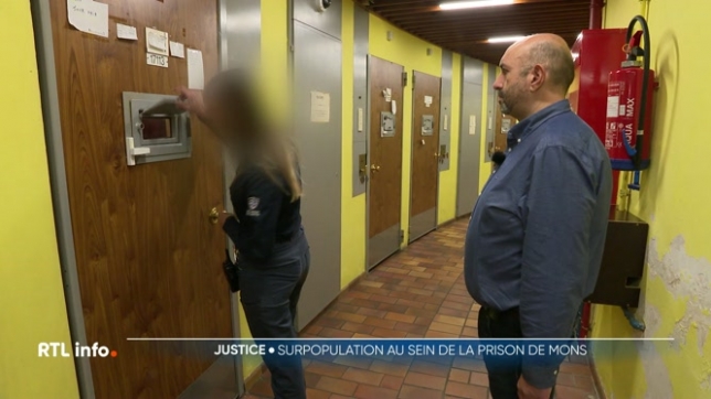 La surpopulation carcérale provoque des situations intenables pour les détenus et pour les agents pénitentiaires. Exemple à la prison de Mons où des détenus doivent dormir à même le sol et dans une grande promiscuité.