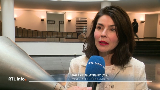 Le Parlement de la Fédération Wallonie-Bruxelles a adopté le nouveau décret sur l'inscription en première secondaire. Le critère reprenant l'indice socio-économique de l'école primaire d'où vient l'enfant est supprimé en raison de ses effets pervers. Les explications de la ministre de l'Education Va