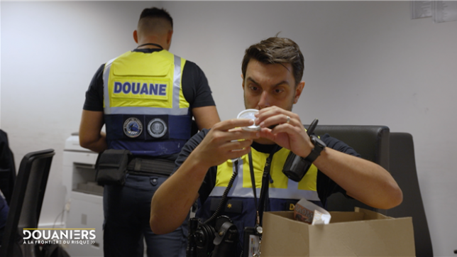 Sur les routes, dans les aéroports et au cœur des zones sensibles, les douaniers belges multiplient les contrôles. À Charleroi, un ressortissant britannique venu déclarer des fourmis destinées à la recherche a dû rebrousser chemin en raison des règles sanitaires renforcées depuis le Brexit.