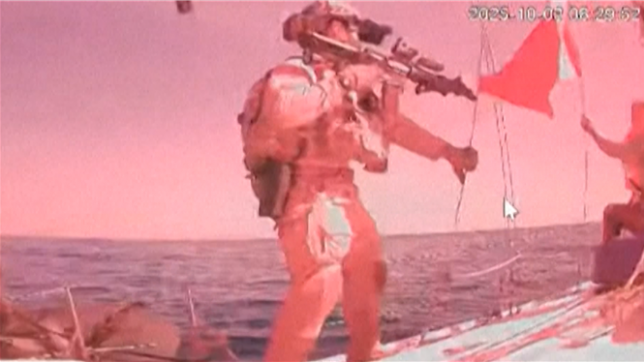 Des images diffusées par la Flottille Global Sumud montrent des forces israéliennes intercepter Marinette, le seul navire restant de la flottille internationale d'aide à destination de la bande de Gaza, après l'interception d'une quarantaine d'embarcations par Israël, ce qui a provoqué des manifestations dans plusieurs pays étrangers.