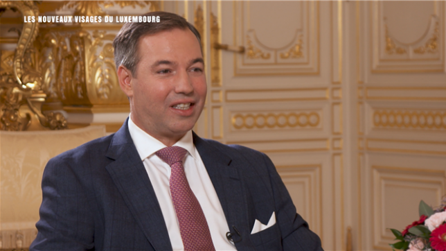 Ce vendredi 3 octobre, Guillaume devient officiellement Grand-Duc de Luxembourg. À 43 ans, il incarne une nouvelle génération de monarques. Aux côtés de son épouse Stéphanie, il s’est confié en exclusivité au micro d’Alix Battard pour l’émission Place Royale, sur sa vision du règne, son équilibre familial et les valeurs qu’il souhaite incarner.