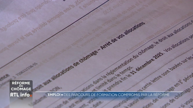 Nous sommes allés à la rencontre de Gisèle, 54 ans. Elle compte sur ses allocations de chômage pour rebondir. Mais elle vient de recevoir un courrier lui annonçant la fin de ses aides, ce qui pourrait compromettre son retour à l’emploi.