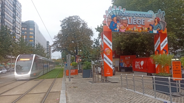 Tout est prêt pour l’ouverture de la Foire d’octobre de Liège, mais elle est reportée à cause des conditions météorologiques.