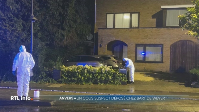 Soirée sous haute tension pour le Premier ministre hier. Les démineurs ont été appelés en urgence après la découverte, dans la boîte aux lettres, d'un colis suspect au domicile de Bart De Wever, à Deurne. Le paquet déposé pourrait être un gant de nettoyage. Une personne a été arrêtée.