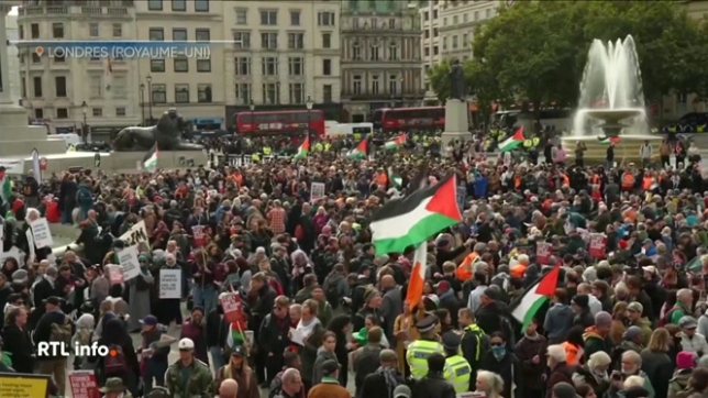 Des centaines de milliers de manifestations continuent de défiler dans les rues des grandes villes européennes, comme Barcelone ou Londres, pour exiger la fin de la guerre dans la Bande de Gaza. Des cortèges parfois émaillés de heurts avec les forces de l'ordre.