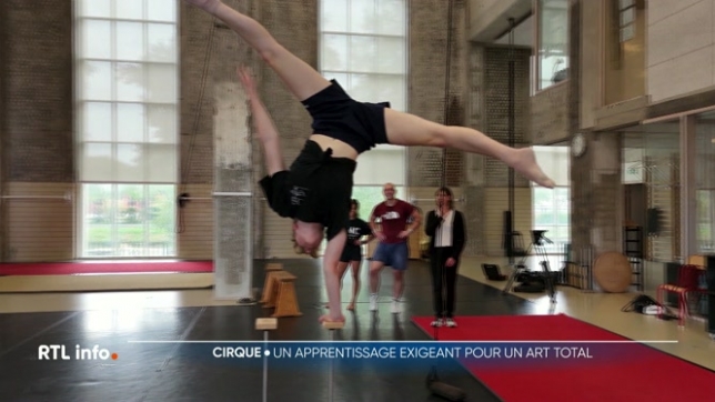 L'Ecole supérieure des Arts du Cirque forme les artistes de demain du cirque contemporain. Des étudiants viennent du monde entier pour apprendre les différentes disciplines de l'art circassien. Rencontres et immersion dans les coulisses de l'école située à Anderlecht.