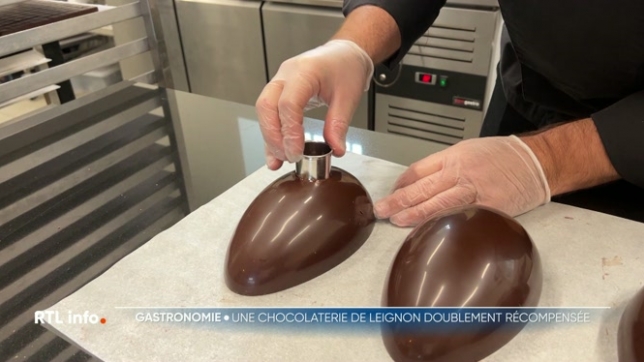 Deux passionnés ont ouvert une chocolaterie dans un château à Leignon, en Province de Namur. Moins d’un an plus tard, ils ont reçu le prix Découverte de l’année 2026 et une place dans le célèbre guide Gault & Millau. Et ils livrent lesr recettes qui ont séduit des palais parmi les plus exigeants.